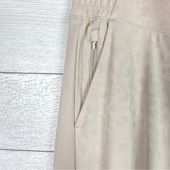 ATHLETA Brooklyn Textured Jogger Leopard Abalone Grey Cream 18 Travel Active - Picture 3 of 4